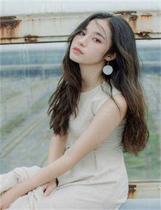 机械师电影-男子地铁站赤裸上身压倒女子